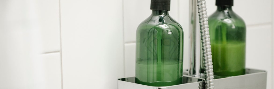 shampoing dans une douche