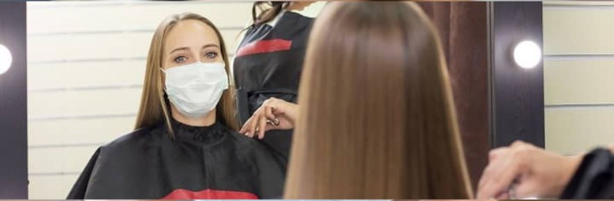 coiffeuse qui fait un lissage au tanin à sa cliente