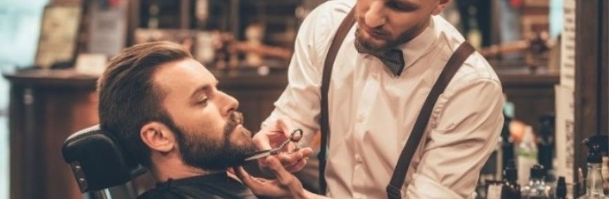 barbier qui tond la barbe d'un client