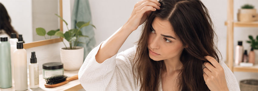 Pourquoi mes cheveux regraissent-ils dès le lendemain du shampoing ? Causes et solutions