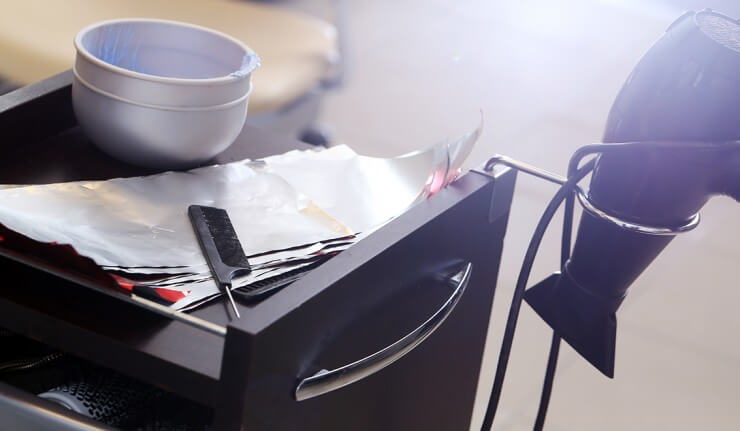table de travail d'un coiffeur pour une coloration