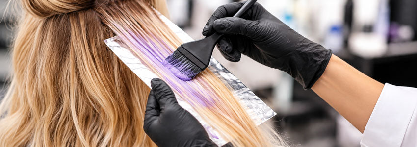 Femme qui se fait faire une patine chez le coiffeur