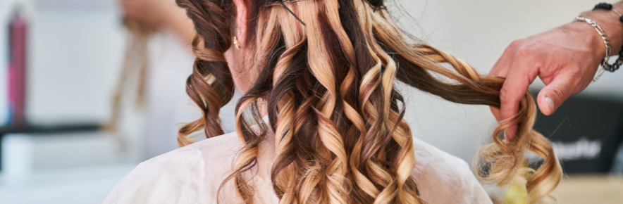 produit coiffant sur une femme
