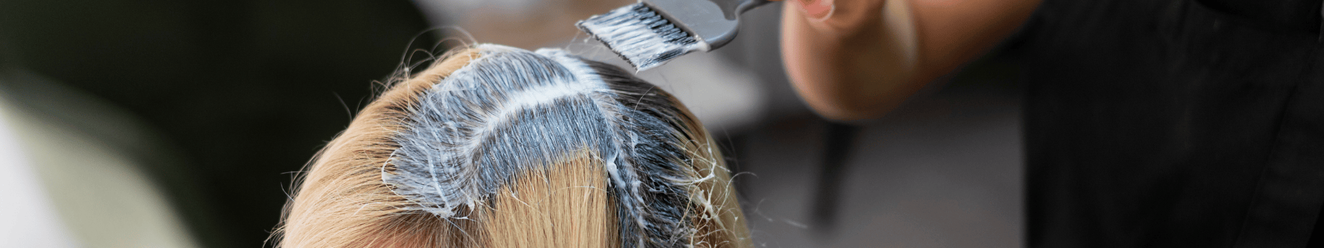 coiffeur qui fait une décoloration à sa cliente