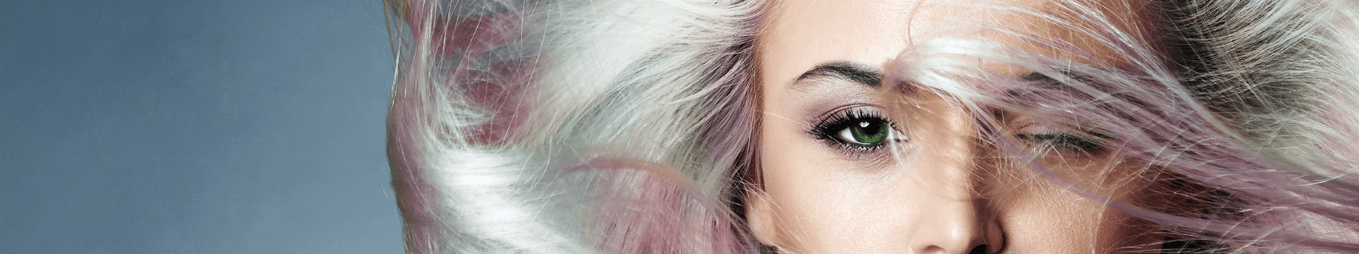 femme aux yeux verts avec une coloration blonde et rose pastel