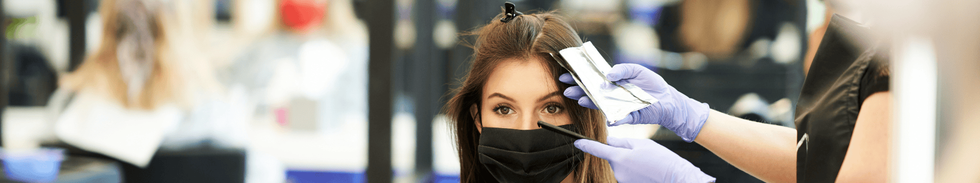 coiffeur qui applique une coloration sans ammoniaque à sa cliente